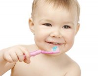 Правильно чистить зубы с детства