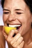 Отбеливание зубов лимонной коркой